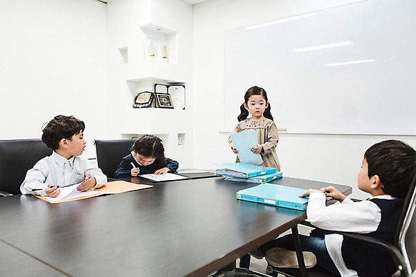 포토 JPG 여자 남자 실내 서기 앉기 여러명 상반신 앞모습 옆모습 사무실 유치원생 한국인 기록 발표 회의실 리더 문서 파일 키즈비즈니스 미팅룸 어린이만 국내포토 어린이 뷰포인트 다수 비즈니스 모션 사람 동양인 내부 파일형식