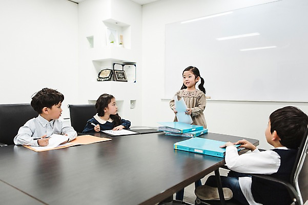 포토 JPG 여자 남자 실내 서기 앉기 여러명 상반신 앞모습 옆모습 사무실 유치원생 한국인 기록 발표 회의실 리더 문서 파일 키즈비즈니스 미팅룸 어린이만 국내포토 어린이 뷰포인트 다수 비즈니스 모션 사람 동양인 내부 파일형식