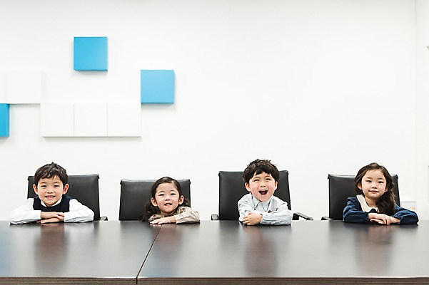 포토 JPG 여자 남자 실내 미소 앉기 여러명 상반신 앞모습 사무실 유치원생 한국인 회의실 키즈비즈니스 미팅룸 어린이만 국내포토 어린이 뷰포인트 다수 비즈니스 모션 표정 사람 동양인 내부 파일형식
