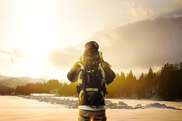 PSD 나무 구름 편집이미지 남자 겨울 배낭 자연 하늘 한명 서기 풍경 상반신 성인 뒷모습 설원 일몰 겨울여행 디지털합성 합성 등산가방 이미지편집 자연요소 식물 1 계절 뷰포인트 여행 가방 모션 눈_날씨 사람 노을 생태계 파일형식