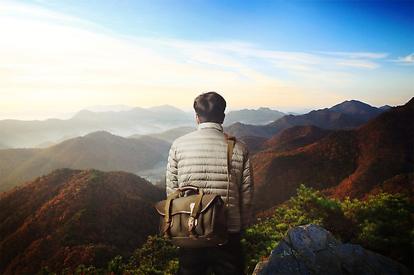 PSD 편집이미지 남자 단풍 자연 하늘 산 한명 서기 풍경 상반신 성인 뒷모습 가을 디지털합성 합성 크로스백 패딩 가을여행 이미지편집 1 계절 뷰포인트 여행 잎 가방 모션 사람 점퍼 생태계 파일형식 가을_계절