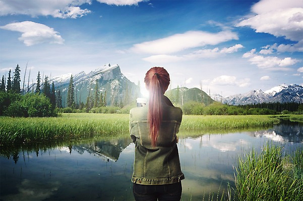 PSD 나무 구름 편집이미지 여자 여행 자연 하늘 산 한명 서기 풍경 잔디 상반신 성인 뒷모습 강 디지털합성 합성 청자켓 포니테일 안식처 이미지편집 자연요소 식물 1 헤어스타일 뷰포인트 모션 휴식 사람 재킷 생태계 파일형식