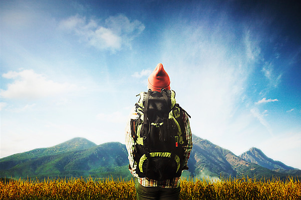 PSD 구름 편집이미지 남자 여행 배낭 자연 하늘 산 한명 서기 풍경 잔디 상반신 성인 뒷모습 디지털합성 합성 등산가방 비니 체크셔츠 이미지편집 자연요소 식물 모자_잡화 1 뷰포인트 셔츠 가방 모션 사람 생태계 파일형식
