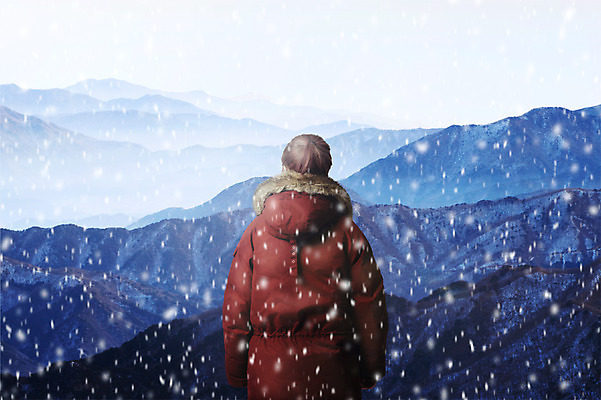 PSD 편집이미지 여자 겨울 자연 산 한명 서기 풍경 상반신 성인 뒷모습 눈 겨울여행 디지털합성 합성 포니테일 털점퍼 눈내림 이미지편집 자연요소 1 헤어스타일 계절 뷰포인트 여행 모션 날씨 눈_날씨 사람 점퍼 생태계 파일형식