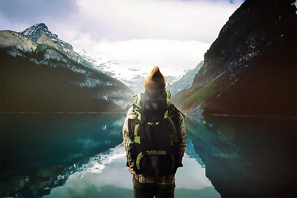 PSD 구름 편집이미지 남자 여행 배낭 자연 하늘 산 한명 서기 풍경 상반신 성인 뒷모습 강 반사 디지털합성 합성 등산가방 비니 체크셔츠 이미지편집 자연요소 모자_잡화 1 뷰포인트 셔츠 가방 모션 사람 생태계 파일형식