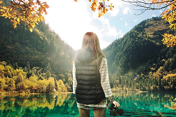 PSD 편집이미지 긴머리 여자 단풍 자연 생머리 하늘 단풍나무 산 한명 서기 들기 풍경 상반신 성인 뒷모습 강 반사 카메라 가을 디지털합성 합성 가을여행 패딩조끼 이미지편집 나무 1 헤어스타일 계절 뷰포인트 여행 잎 모션 사람 전자제품 조끼 생태계 패딩 파일형식 가을_계절