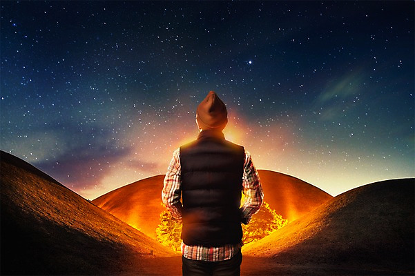 PSD 편집이미지 남자 별 여행 자연 밤하늘 산 한명 서기 풍경 상반신 성인 뒷모습 야간 디지털합성 합성 비니 체크셔츠 패딩조끼 이미지편집 자연요소 모자_잡화 1 뷰포인트 셔츠 모션 하늘 사람 조끼 생태계 패딩 파일형식