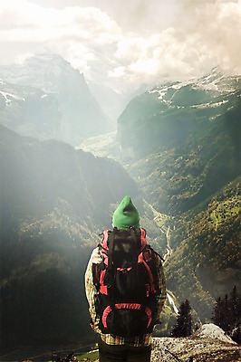 PSD 편집이미지 남자 여행 배낭 자연 산 한명 서기 풍경 상반신 성인 뒷모습 디지털합성 합성 등산가방 비니 체크셔츠 이미지편집 모자_잡화 1 뷰포인트 셔츠 가방 모션 사람 생태계 파일형식