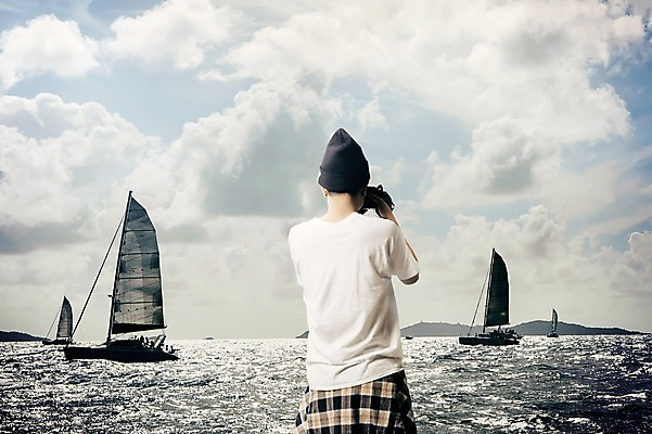 PSD 구름 편집이미지 남자 바다 여행 요트 하늘 한명 서기 들기 풍경 상반신 성인 뒷모습 카메라 사진촬영 디지털합성 합성 비니 이미지편집 자연요소 모자_잡화 1 뷰포인트 배_교통 모션 사람 전자제품 촬영 파일형식