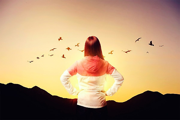 PSD 편집이미지 여자 여행 허리손 여러마리 자연 조류 생머리 하늘 산 한명 서기 풍경 상반신 성인 뒷모습 운동복 일몰 비행 디지털합성 합성 이미지편집 동물 1 헤어스타일 옷 뷰포인트 포즈 다수 모션 사람 노을 생태계 파일형식