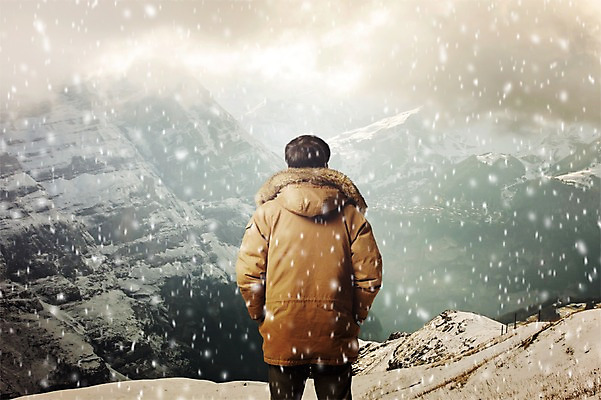 PSD 편집이미지 남자 겨울 자연 산 한명 서기 풍경 상반신 성인 뒷모습 눈 겨울여행 디지털합성 합성 털점퍼 눈내림 이미지편집 자연요소 1 계절 뷰포인트 여행 모션 날씨 눈_날씨 사람 점퍼 생태계 파일형식