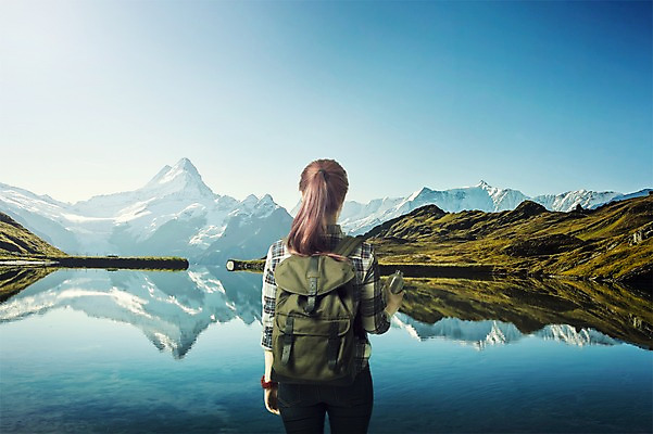 PSD 편집이미지 여자 여행 배낭 자연 하늘 산 한명 서기 들기 풍경 상반신 성인 뒷모습 강 반사 물병 디지털합성 합성 포니테일 이미지편집 1 헤어스타일 뷰포인트 가방 모션 사람 물통 생태계 파일형식
