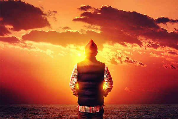 PSD 구름 편집이미지 남자 바다 여행 자연 하늘 한명 서기 풍경 상반신 성인 뒷모습 일몰 디지털합성 합성 비니 체크셔츠 패딩조끼 이미지편집 자연요소 모자_잡화 1 뷰포인트 셔츠 모션 사람 노을 조끼 생태계 패딩 파일형식