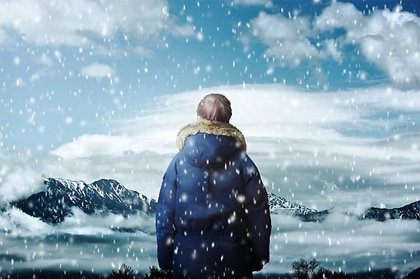 PSD 구름 편집이미지 여자 겨울 자연 하늘 산 한명 서기 풍경 상반신 성인 뒷모습 눈 겨울여행 디지털합성 합성 포니테일 털점퍼 눈내림 이미지편집 자연요소 1 헤어스타일 계절 뷰포인트 여행 모션 날씨 눈_날씨 사람 점퍼 생태계 파일형식