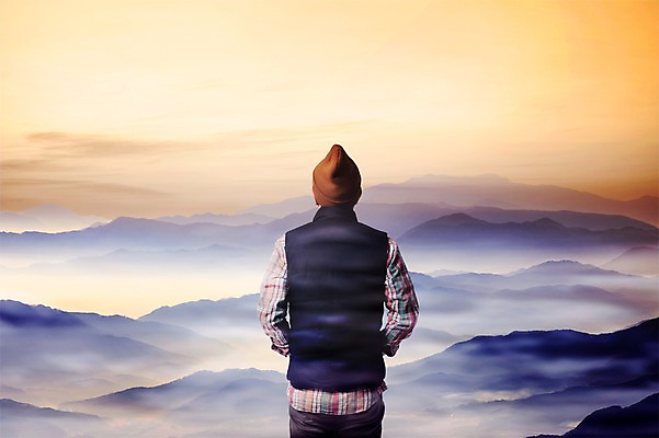 PSD 편집이미지 남자 여행 자연 하늘 산 한명 서기 풍경 상반신 성인 뒷모습 일몰 안개 디지털합성 합성 비니 안식처 체크셔츠 패딩조끼 이미지편집 모자_잡화 1 뷰포인트 셔츠 모션 날씨 휴식 사람 노을 조끼 생태계 패딩 파일형식