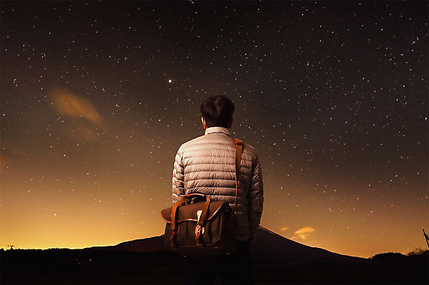 PSD 편집이미지 남자 별 여행 자연 밤하늘 한명 서기 풍경 상반신 성인 뒷모습 야간 디지털합성 합성 크로스백 패딩 이미지편집 자연요소 1 뷰포인트 가방 모션 하늘 사람 점퍼 생태계 파일형식