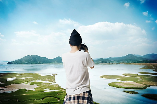 PSD 구름 편집이미지 남자 여행 자연 하늘 산 한명 서기 들기 풍경 상반신 성인 뒷모습 강 카메라 사진촬영 디지털합성 합성 비니 안식처 이미지편집 자연요소 모자_잡화 1 뷰포인트 모션 휴식 사람 전자제품 촬영 생태계 파일형식