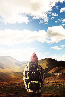 PSD 구름 편집이미지 남자 단풍 배낭 자연 하늘 산 한명 서기 풍경 상반신 성인 뒷모습 가을 디지털합성 합성 등산가방 비니 가을여행 체크셔츠 이미지편집 자연요소 모자_잡화 1 계절 뷰포인트 여행 셔츠 잎 가방 모션 사람 생태계 파일형식 가을_계절