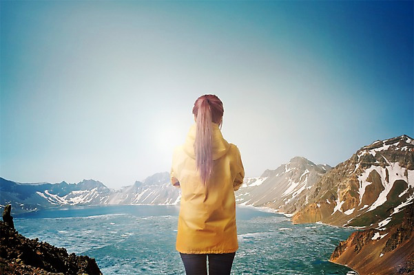 PSD 편집이미지 여자 여행 자연 하늘 산 한명 서기 풍경 상반신 성인 뒷모습 강 점퍼 디지털합성 합성 포니테일 이미지편집 1 헤어스타일 뷰포인트 모션 사람 외투 생태계 파일형식