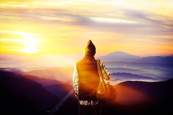 PSD 편집이미지 남자 여행 자연 산 한명 서기 풍경 상반신 성인 뒷모습 일몰 디지털합성 합성 크로스백 비니 체크셔츠 패딩조끼 이미지편집 모자_잡화 1 뷰포인트 셔츠 가방 모션 사람 노을 조끼 생태계 패딩 파일형식