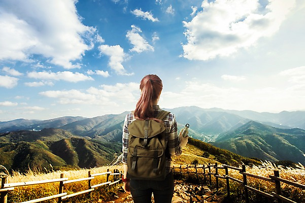 PSD 구름 편집이미지 여자 배낭 자연 하늘 산 한명 서기 들기 풍경 상반신 성인 뒷모습 울타리 가을 물병 디지털합성 합성 포니테일 가을여행 억새밭 체크셔츠 이미지편집 자연요소 1 헤어스타일 계절 뷰포인트 여행 셔츠 가방 모션 사람 담장 물통 생태계 억새 파일형식 가을_계절