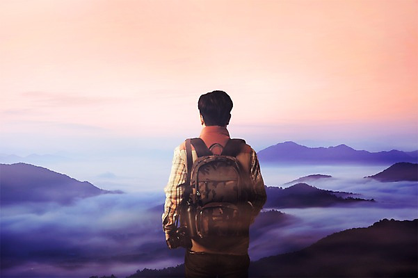 PSD 편집이미지 남자 여행 배낭 자연 하늘 산 한명 서기 풍경 상반신 성인 뒷모습 카메라 일몰 안개 디지털합성 합성 안식처 체크셔츠 패딩조끼 이미지편집 1 뷰포인트 셔츠 가방 모션 날씨 휴식 사람 전자제품 노을 조끼 생태계 패딩 파일형식