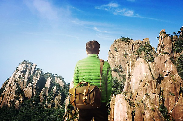 PSD 구름 편집이미지 남자 여행 자연 하늘 바위산 한명 서기 풍경 상반신 성인 뒷모습 디지털합성 합성 크로스백 패딩 안식처 이미지편집 자연요소 1 뷰포인트 가방 모션 휴식 사람 점퍼 돌산 생태계 파일형식
