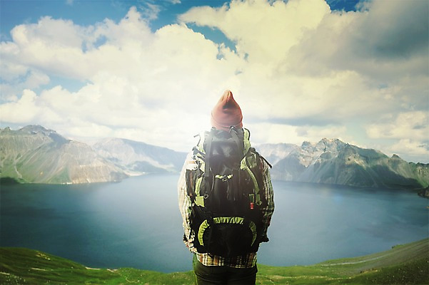 PSD 구름 편집이미지 남자 여행 배낭 자연 하늘 산 한명 서기 풍경 상반신 성인 뒷모습 강 디지털합성 합성 등산가방 비니 체크셔츠 이미지편집 자연요소 모자_잡화 1 뷰포인트 셔츠 가방 모션 사람 생태계 파일형식