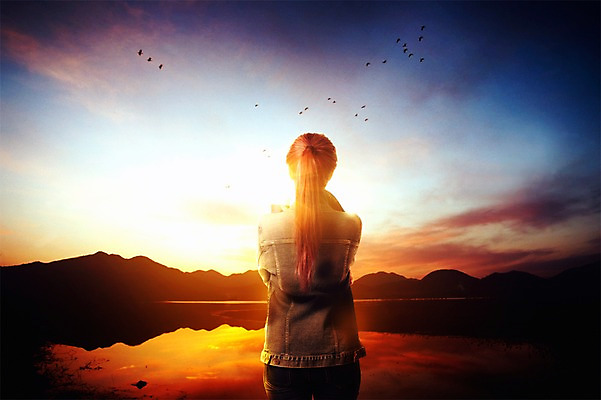 PSD 편집이미지 여자 여행 자연 조류 하늘 산 한명 서기 풍경 상반신 성인 뒷모습 강 반사 일몰 비행 디지털합성 합성 청자켓 포니테일 안식처 이미지편집 동물 1 헤어스타일 뷰포인트 모션 휴식 사람 노을 재킷 생태계 파일형식