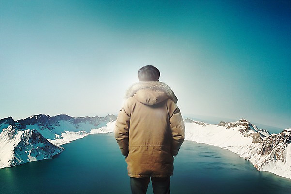 PSD 편집이미지 남자 겨울 자연 하늘 산 한명 서기 풍경 상반신 성인 뒷모습 강 눈 겨울여행 디지털합성 합성 털점퍼 이미지편집 자연요소 1 계절 뷰포인트 여행 모션 날씨 사람 점퍼 생태계 파일형식