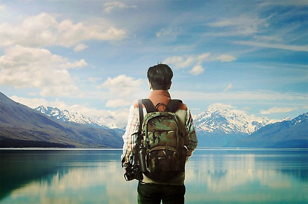 PSD 구름 편집이미지 남자 여행 배낭 자연 하늘 산 한명 서기 풍경 상반신 성인 뒷모습 강 반사 카메라 디지털합성 합성 체크셔츠 패딩조끼 이미지편집 자연요소 1 뷰포인트 셔츠 가방 모션 사람 전자제품 조끼 생태계 패딩 파일형식