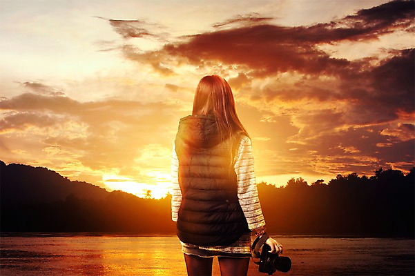 PSD 구름 편집이미지 여자 여행 자연 생머리 하늘 산 한명 서기 들기 풍경 상반신 성인 뒷모습 강 카메라 일몰 디지털합성 합성 패딩조끼 이미지편집 자연요소 1 헤어스타일 뷰포인트 모션 사람 전자제품 노을 조끼 생태계 패딩 파일형식