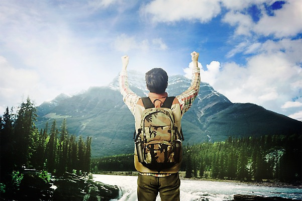 PSD 나무 구름 편집이미지 남자 여행 배낭 자연 하늘 산 한명 서기 풍경 상반신 성인 뒷모습 강 손들기 파이팅 주먹 만세 숲 디지털합성 합성 체크셔츠 패딩조끼 이미지편집 자연요소 식물 1 뷰포인트 셔츠 가방 모션 사람 조끼 생태계 패딩 파일형식