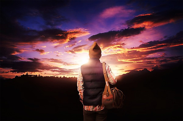 PSD 구름 편집이미지 남자 여행 자연 하늘 한명 서기 풍경 상반신 성인 뒷모습 일몰 디지털합성 합성 크로스백 비니 체크셔츠 패딩조끼 이미지편집 자연요소 모자_잡화 1 뷰포인트 셔츠 가방 모션 사람 노을 조끼 생태계 패딩 파일형식