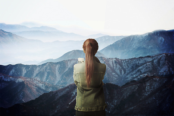 PSD 편집이미지 여자 여행 자연 하늘 산 한명 서기 풍경 상반신 성인 뒷모습 안개 디지털합성 합성 청자켓 포니테일 이미지편집 1 헤어스타일 뷰포인트 모션 날씨 사람 재킷 생태계 파일형식