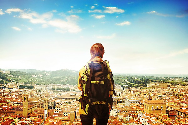 PSD 구름 편집이미지 여자 유럽 배낭 하늘 한명 서기 풍경 상반신 성인 뒷모습 도시 디지털합성 합성 등산가방 유럽여행 포니테일 이미지편집 자연요소 1 헤어스타일 나라 뷰포인트 해외여행 가방 모션 사람 파일형식