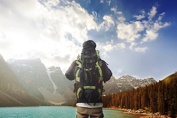 PSD 나무 구름 편집이미지 남자 여행 배낭 자연 하늘 산 한명 서기 풍경 상반신 성인 뒷모습 강 숲 디지털합성 합성 등산가방 이미지편집 자연요소 식물 1 뷰포인트 가방 모션 사람 생태계 파일형식
