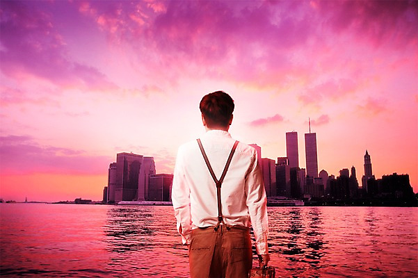 PSD 구름 편집이미지 남자 유럽 바다 하늘 한명 서기 들기 풍경 상반신 성인 뒷모습 여행가방 고층빌딩 일몰 도시 멜빵바지 멜빵 디지털합성 합성 유럽여행 이미지편집 자연요소 1 잡화 나라 뷰포인트 해외여행 가방 바지 모션 사람 빌딩 노을 파일형식