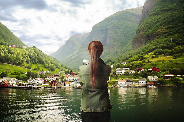 PSD 편집이미지 여자 여행 산 주택 한명 서기 풍경 상반신 성인 뒷모습 강 마을 시골 디지털합성 합성 청자켓 포니테일 이미지편집 1 헤어스타일 뷰포인트 모션 사람 건물 재킷 파일형식