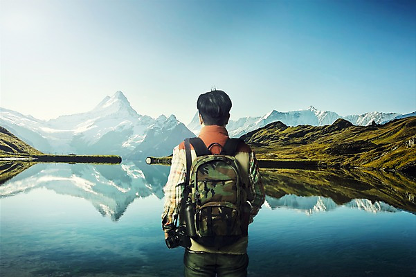 PSD 편집이미지 남자 여행 배낭 자연 하늘 산 한명 서기 풍경 상반신 성인 뒷모습 강 반사 카메라 디지털합성 합성 체크셔츠 패딩조끼 이미지편집 1 뷰포인트 셔츠 가방 모션 사람 전자제품 조끼 생태계 패딩 파일형식