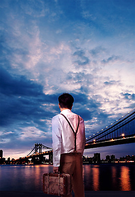 PSD 구름 편집이미지 남자 여행 야경 하늘 한명 서기 들기 상반신 성인 뒷모습 강 여행가방 도시 멜빵바지 멜빵 디지털합성 합성 가교 이미지편집 자연요소 1 건축물 잡화 뷰포인트 가방 바지 모션 사람 야간 파일형식 풍경_경치