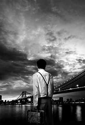 PSD 구름 편집이미지 남자 여행 야경 하늘 흑백 한명 서기 들기 상반신 성인 뒷모습 강 여행가방 도시 멜빵바지 멜빵 디지털합성 합성 가교 이미지편집 자연요소 1 건축물 잡화 뷰포인트 가방 바지 모션 촬영기법 사람 야간 파일형식 풍경_경치