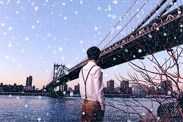 PSD 편집이미지 남자 겨울 한명 서기 풍경 상반신 성인 옆모습 강 나뭇가지 도시 겨울여행 멜빵바지 멜빵 디지털합성 주머니손 합성 앙상함 가교 눈내림 이미지편집 나무 1 건축물 잡화 계절 뷰포인트 여행 바지 모션 눈_날씨 사람 파일형식