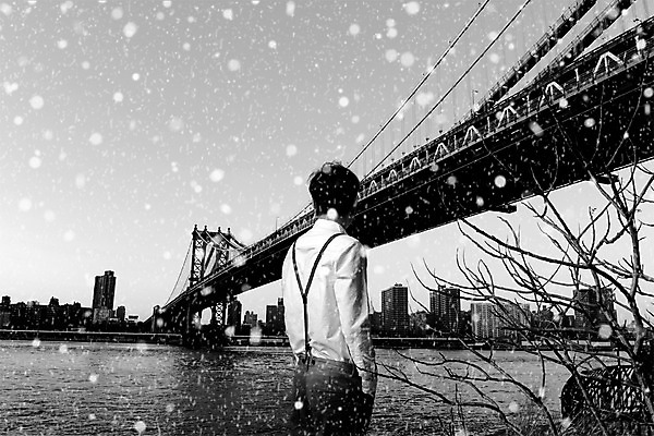 PSD 편집이미지 남자 겨울 흑백 한명 서기 풍경 상반신 성인 옆모습 강 나뭇가지 도시 겨울여행 멜빵바지 멜빵 디지털합성 주머니손 합성 앙상함 가교 눈내림 이미지편집 나무 1 건축물 잡화 계절 뷰포인트 여행 바지 모션 눈_날씨 촬영기법 사람 파일형식