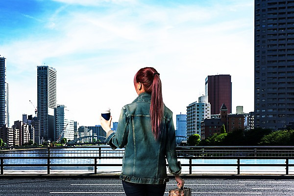 PSD 편집이미지 여자 도로 커피 여행 하늘 한명 서기 들기 풍경 상반신 성인 뒷모습 강 여행가방 고층빌딩 도시 디지털합성 합성 청자켓 테이크아웃 포니테일 가교 이미지편집 1 헤어스타일 건축물 길 음료 뷰포인트 가방 교통시설 모션 사람 빌딩 재킷 파일형식