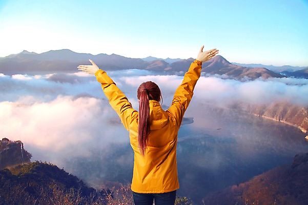 PSD 편집이미지 여자 호수 여행 자연 하늘 산 한명 서기 풍경 상반신 성인 뒷모습 손들기 점퍼 만세 안개 디지털합성 합성 포니테일 이미지편집 1 헤어스타일 뷰포인트 모션 날씨 사람 외투 생태계 파일형식