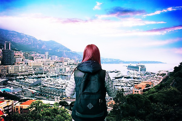 PSD 구름 편집이미지 여자 여행 배낭 생머리 하늘 한명 서기 풍경 상반신 성인 뒷모습 항구 도시 디지털합성 합성 패딩조끼 이미지편집 자연요소 1 헤어스타일 뷰포인트 가방 교통시설 모션 사람 조끼 패딩 파일형식