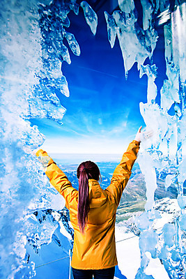 PSD 편집이미지 여자 여행 하늘 한명 서기 풍경 상반신 성인 뒷모습 손들기 얼음 점퍼 만세 디지털합성 합성 고드름 포니테일 빙벽 안식처 이미지편집 자연요소 1 헤어스타일 벽 뷰포인트 모션 휴식 사람 외투 파일형식