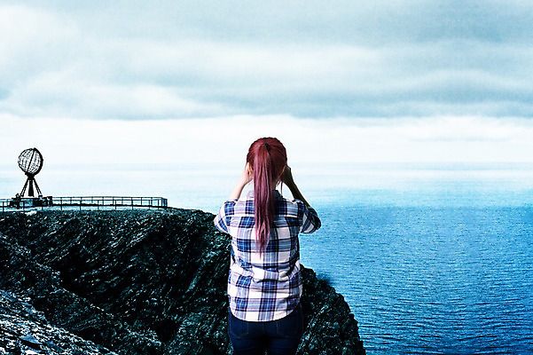 PSD 구름 편집이미지 여자 바다 여행 하늘 한명 서기 풍경 상반신 성인 뒷모습 지구본 절벽 관찰 구경 디지털합성 합성 포니테일 체크셔츠 이미지편집 자연요소 1 헤어스타일 뷰포인트 셔츠 모션 사람 파일형식