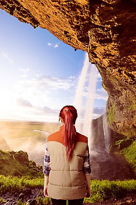 PSD 구름 편집이미지 여자 여행 자연 하늘 한명 서기 풍경 잔디 상반신 성인 뒷모습 폭포 디지털합성 합성 포니테일 체크셔츠 패딩조끼 이미지편집 자연요소 식물 1 헤어스타일 뷰포인트 셔츠 모션 사람 조끼 생태계 패딩 파일형식